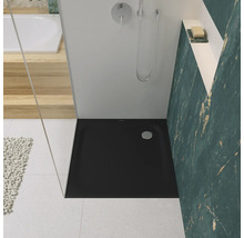 Schwarze Duschwanne in Badezimmer mit Marmorwand und Dusche