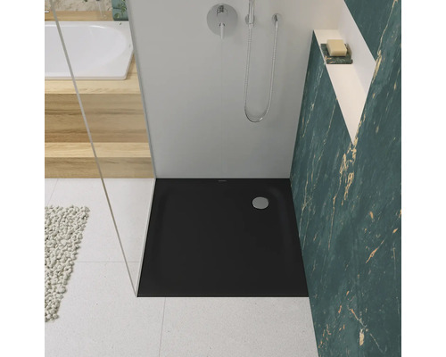 Schwarze Duschwanne in Badezimmer mit Marmorwand und Dusche