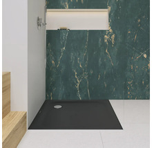 Begehbare Dusche mit flacher Duschwanne und Wandverkleidung in Marmoroptik