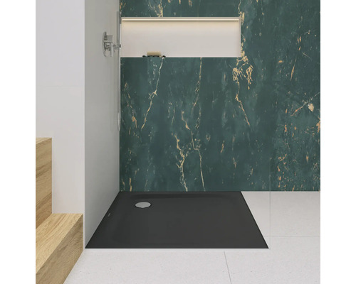 Begehbare Dusche mit flacher Duschwanne und Wandverkleidung in Marmoroptik