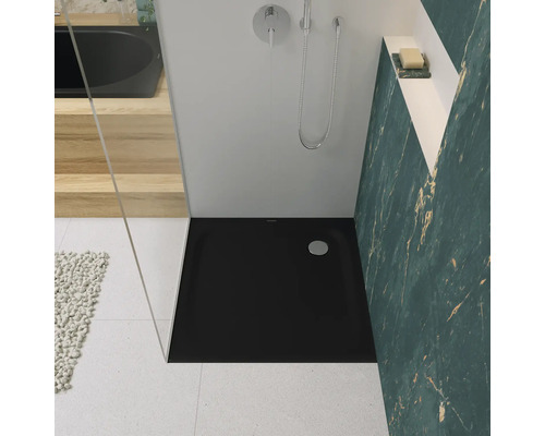 Schwarze Duschwanne in einem Badezimmer mit Marmorwand