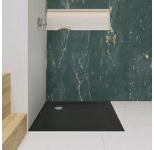 Begehbare Dusche mit flacher, rechteckiger Duschwanne und Wandverkleidung im Marmor Design.
