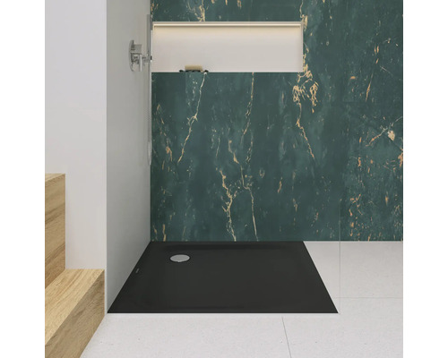 Begehbare Dusche mit flacher, rechteckiger Duschwanne und Wandverkleidung im Marmor Design.