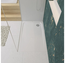 Badezimmer mit Duschwanne, Duschabtrennung und Dekoration