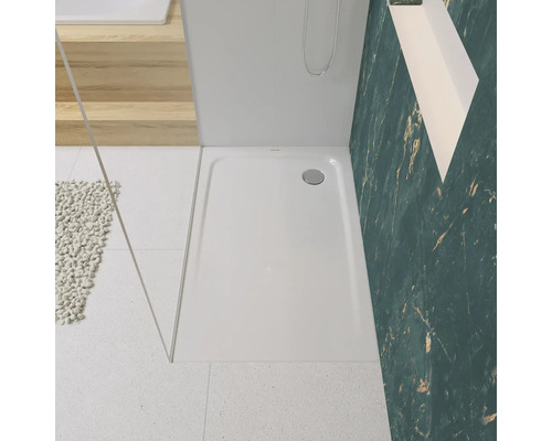 Badezimmer mit Duschwanne, Duschabtrennung und Dekoration