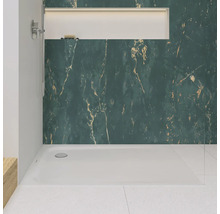 Badezimmer mit Dusche, Duschwanne und Wandpaneelen in Marmoroptik
