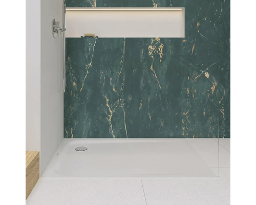 Badezimmer mit Dusche, Duschwanne und Wandpaneelen in Marmoroptik