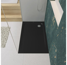 Schwarze Duschwanne im Badezimmer
