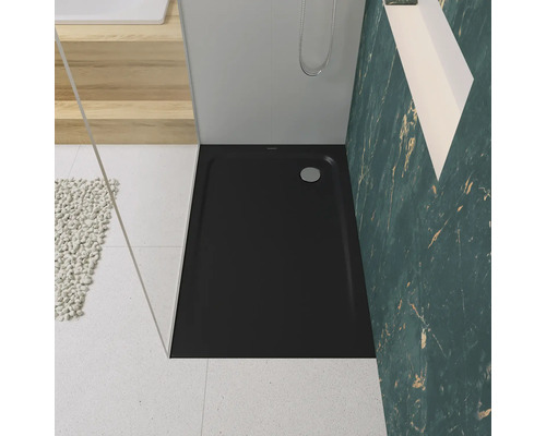 Schwarze Duschwanne im Badezimmer