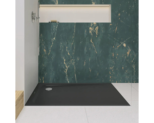 Ebenerdige Dusche mit dunkler Duschwanne und Wandverkleidung in Marmoroptik.