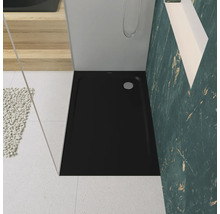 Schwarze Duschwanne in modernem Badezimmer