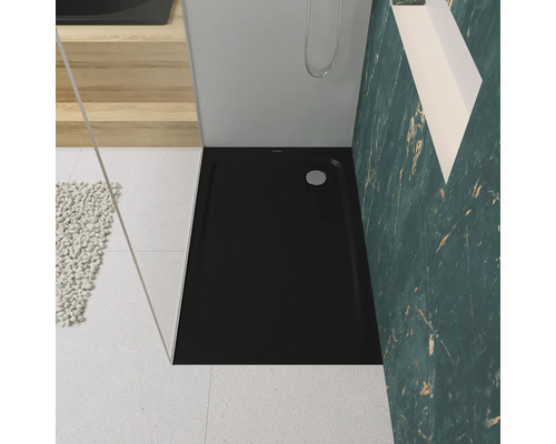 Schwarze Duschwanne in modernem Badezimmer