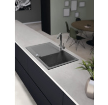 Spüle mit Armatur auf einer Küchentheke.