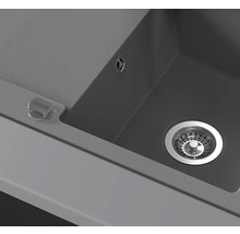 Detailansicht einer grauen Küchenspüle mit Abfluss