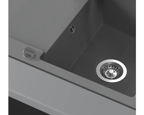 Detailansicht einer grauen Küchenspüle mit Abfluss