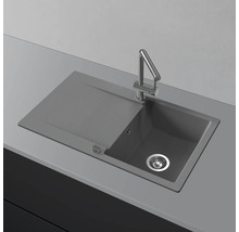 Spüle mit Abtropffläche und Armatur auf einer Arbeitsplatte