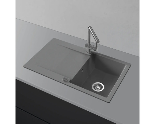 Spüle mit Abtropffläche und Armatur auf einer Arbeitsplatte