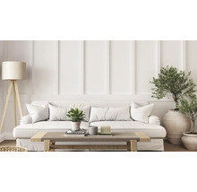 Wohnzimmer mit Sofa, Tisch, Stehlampe und Zimmerpflanzen