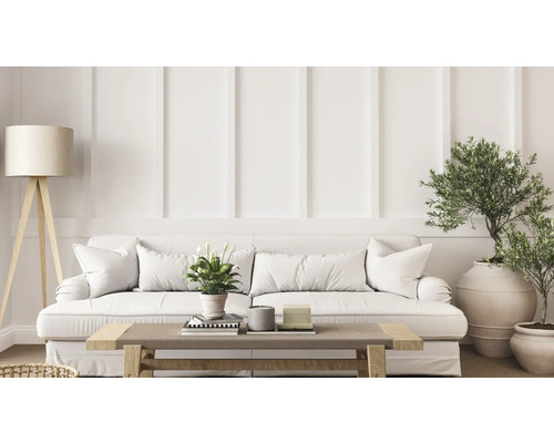 Wohnzimmer mit Sofa, Tisch, Stehlampe und Zimmerpflanzen