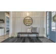 Eingangsbereich mit Spiegel, Bank und dekorativen Kissen an der Wand