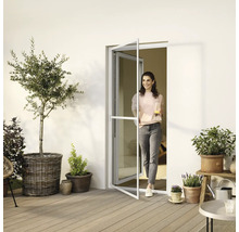 Frau betritt Terrasse durch Insektenschutztür