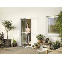 Terrasse mit Insektenschutztür, Pflanzen und Frau