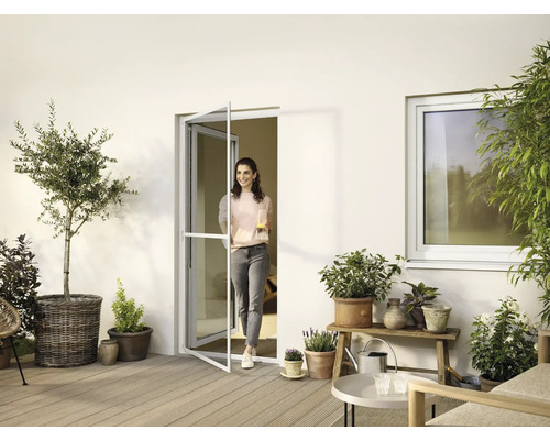 Terrasse mit Insektenschutztür, Pflanzen und Frau