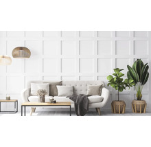 Helles Wohnzimmer mit Sofa, Tisch und Zimmerpflanzen