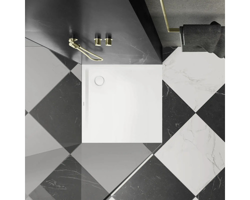 Badezimmer mit quadratischer, weißer Duschwanne und schwarz-weißem Schachbrettmuster auf dem Boden.