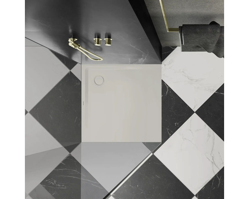 Begehbare Dusche mit Duscharmatur und Handtuchhalter in einem Badezimmer mit Schachbrettfliesen