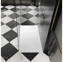 Ebenerdige Dusche mit rechteckiger Duschwanne in einem Badezimmer mit Schachbrettfliesen