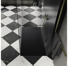 Badezimmer mit schwarzer Duschwanne und Schachbrettfliesen