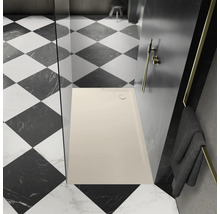 Begehbare Dusche mit Duschwanne in einem Badezimmer mit Schachbrettfliesen.