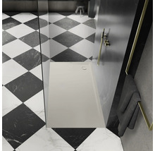 Begehbare Dusche mit Duschwanne in einem Badezimmer mit Schachbrettfliesen.