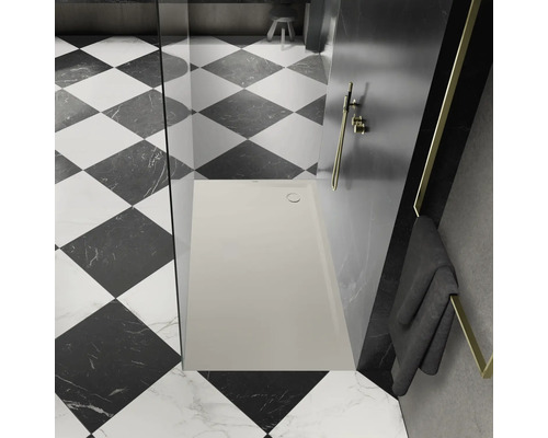 Begehbare Dusche mit Duschwanne in einem Badezimmer mit Schachbrettfliesen.