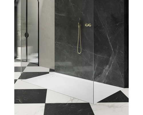 Modernes Badezimmer mit begehbarer Dusche, Marmorwand und Schachbrettfliesen
