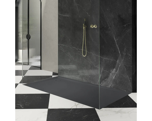 Dunkelgraue Duschwanne in einem Badezimmer mit Glasdusche und schwarz-weißem Schachbrettmusterfliesenboden
