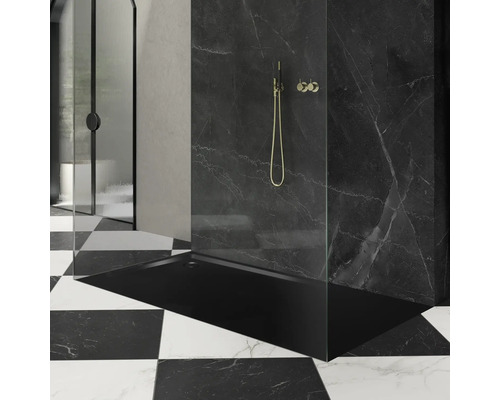 Modernes Badezimmer mit schwarzer Duschtasse, Duscharmatur und Schachbrettfliesen.
