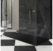 Badezimmer mit schwarzer Duschwanne, Marmorwand und Duschkopf