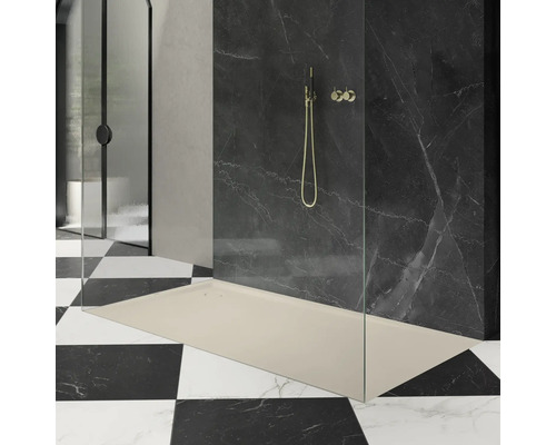 Ebenerdige Dusche mit Duschkopf und Glaswand in einem Badezimmer mit Schachbrettmuster