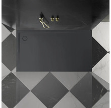 Ansicht von oben auf eine Duschwanne mit Duschkopf und Armaturen in einem Badezimmer mit Schachbrettmuster