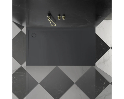 Ansicht von oben auf eine Duschwanne mit Duschkopf und Armaturen in einem Badezimmer mit Schachbrettmuster