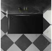 Schwarze Duschwanne im Badezimmer mit Schachbrettmuster