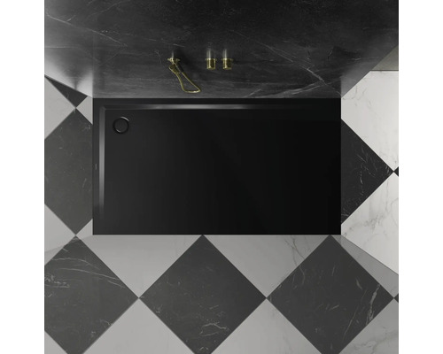 Schwarze Duschwanne im Badezimmer mit Schachbrettmuster
