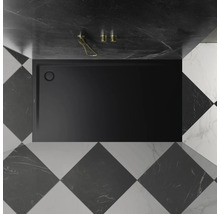 Schwarze Duschwanne im Badezimmer mit Schachbrettmuster auf dem Boden und Armaturen