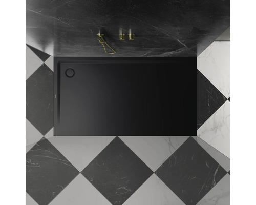 Schwarze Duschwanne im Badezimmer mit Schachbrettmuster auf dem Boden und Armaturen