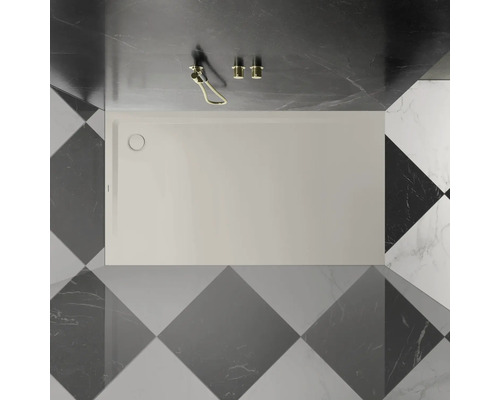 Duschwanne im Badezimmer mit Marmorfliesen