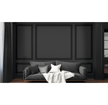 Wohnzimmer mit Sofa, Kissen, Decke und Wandpaneelen