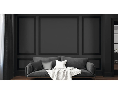 Wohnzimmer mit Sofa, Kissen, Decke und Wandpaneelen