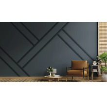 Wohnzimmer mit dunkelblauer Wandvertäfelung, Sessel und Dekorationen